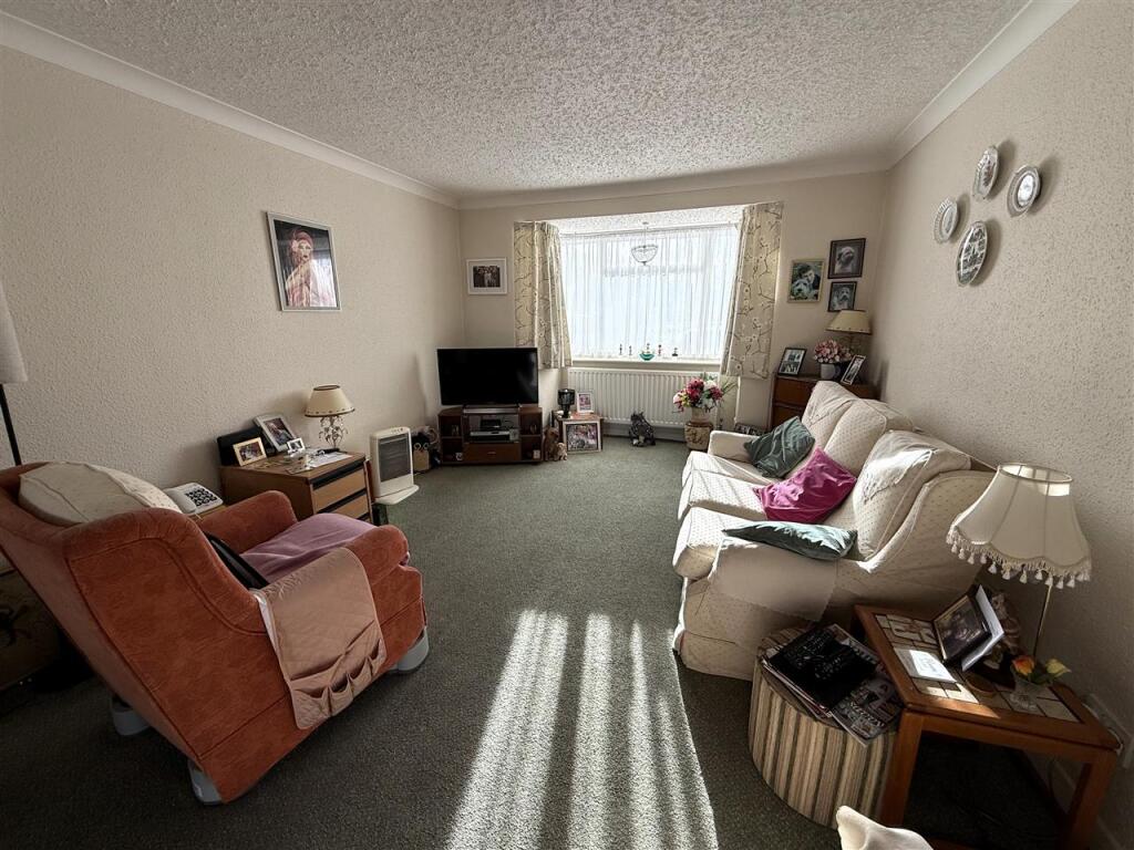 Benedict Drive, Bedfont photo 2
