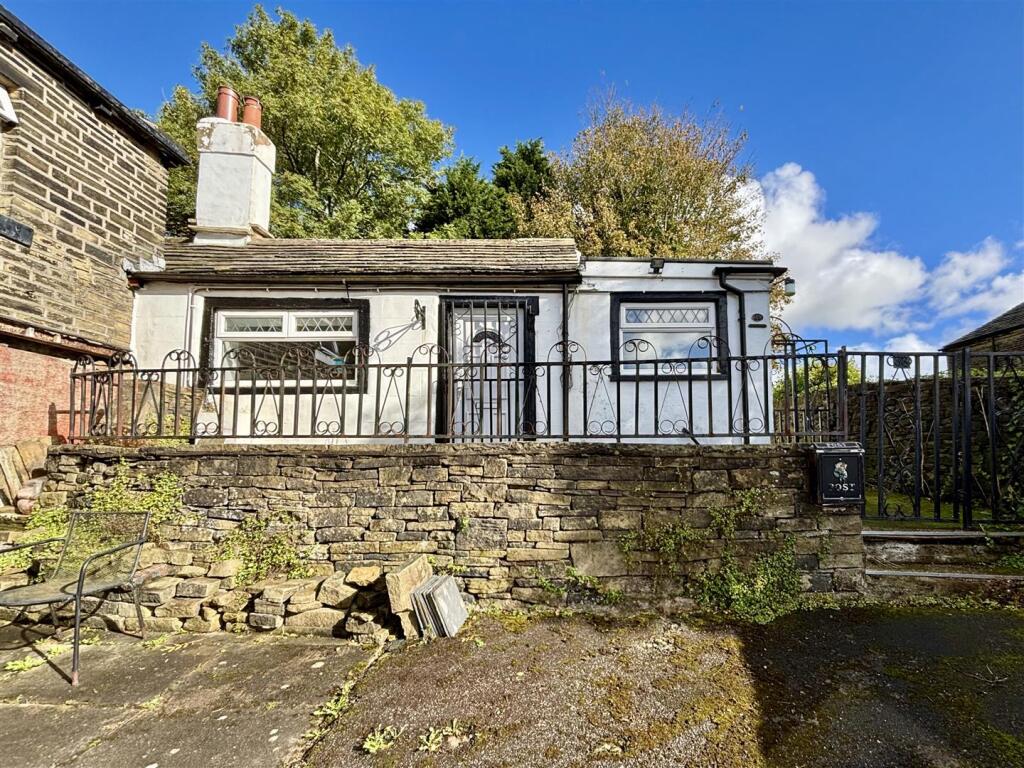 1-bed semi-detached on Ramsden Street, Wheatley, Halifax, £120,000