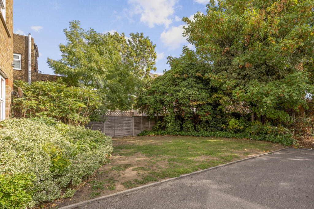 Apartment in London, The Apostles, Raynes Park - More