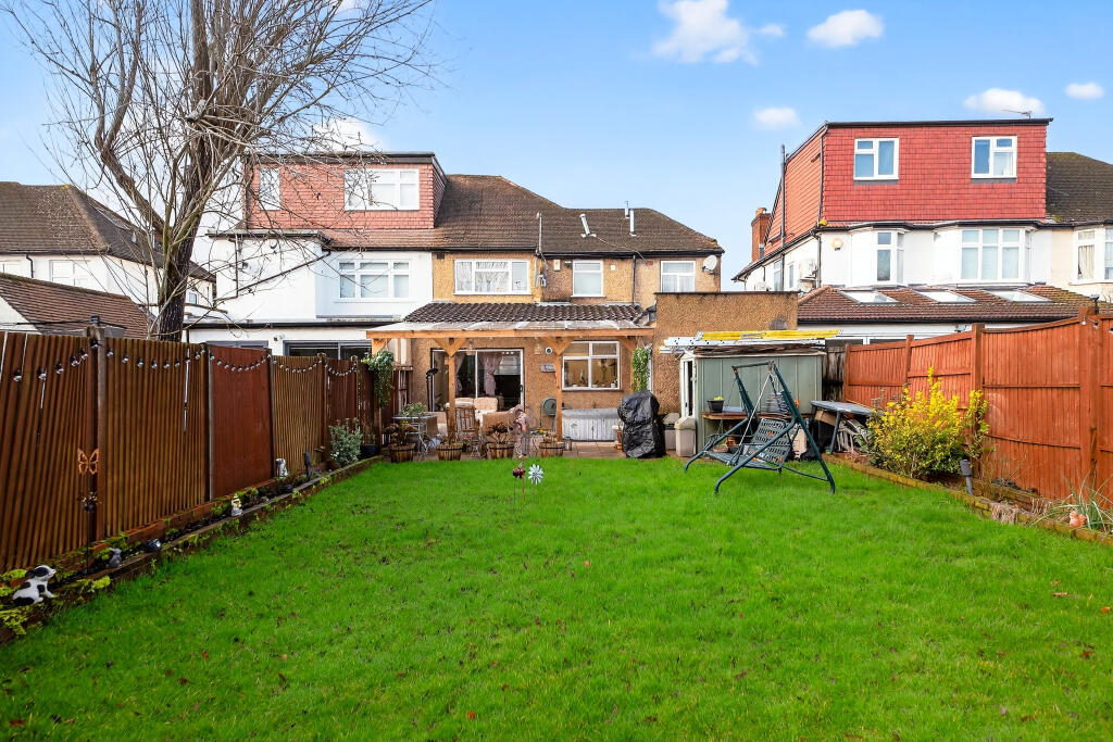 Broadfields Avenue, Edgware, HA8 photo 2