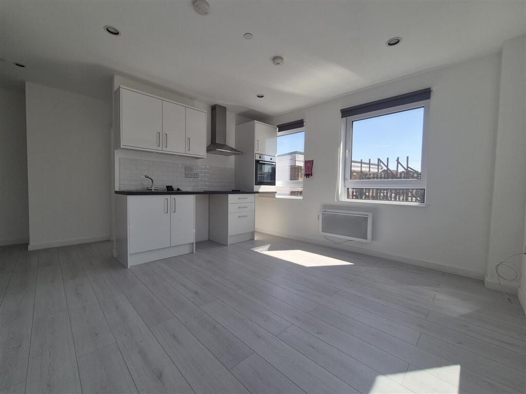 Apartment in Sandwell, Cherry Orchard - View 4