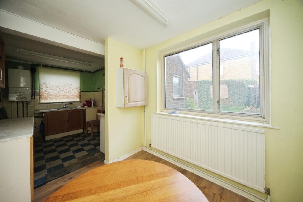 House in Houghton Regis, Central Bedfordshire - More