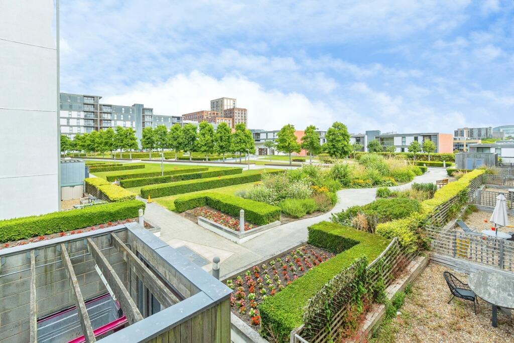 Apartment in Milton Keynes, Central Milton Keynes - More