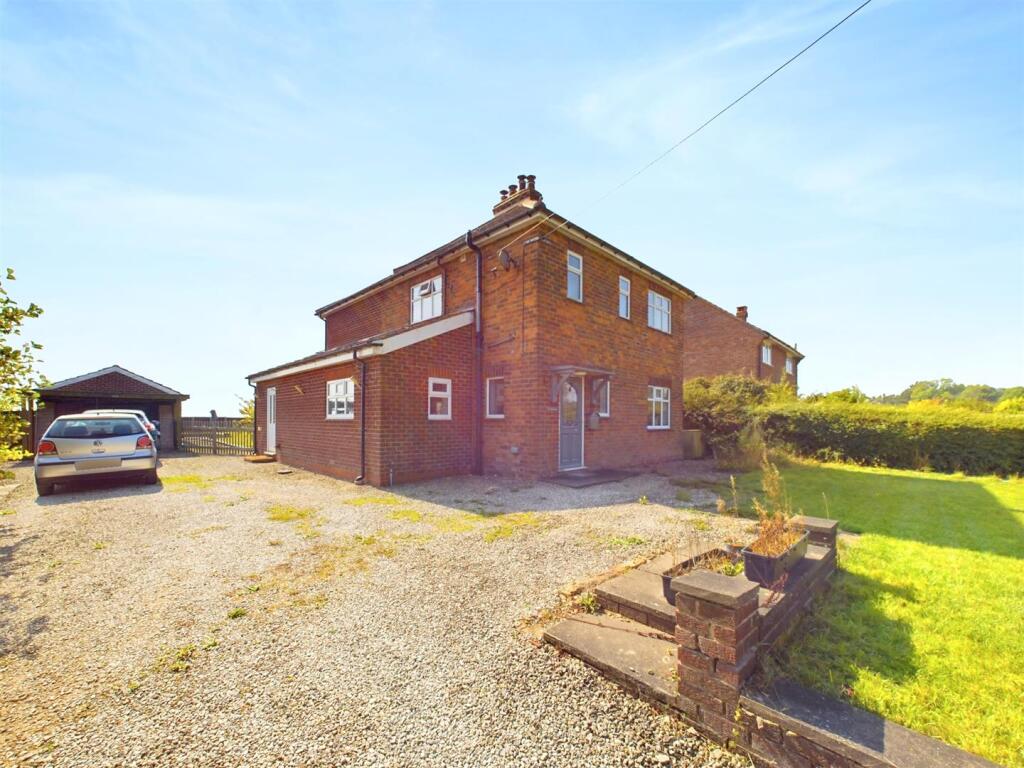 4-bed detached on Lincoln Road, Welton Le Wold, Louth, £350,000