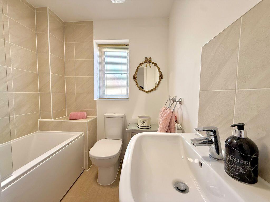 House in Dunstable, Central Bedfordshire - More