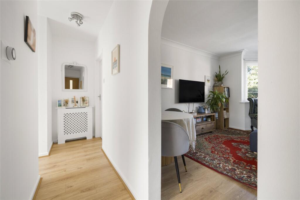 Apartment in Kingston upon Thames - View 2