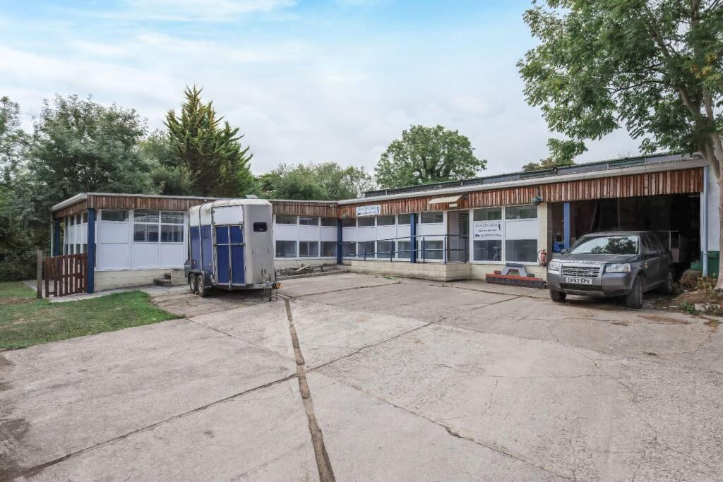 Downside House, Cattery & Equestrian Facilities, Sully Road, Penarth, CF64 2TR photo 4