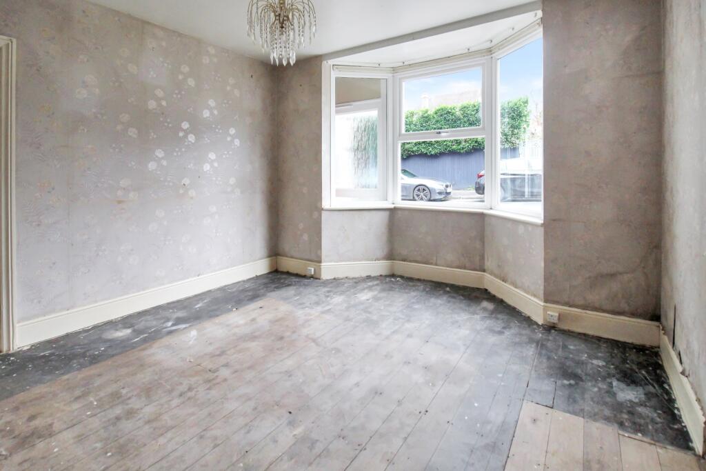 22 Lemon Grove, Whitehill, Bordon photo 2