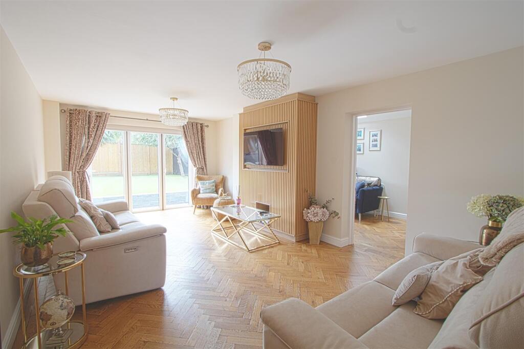 House in Basildon, Billericay - More