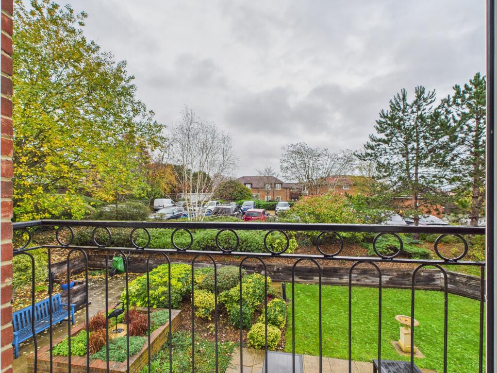 Bath Road, Calcot, Reading, RG31 photo 2