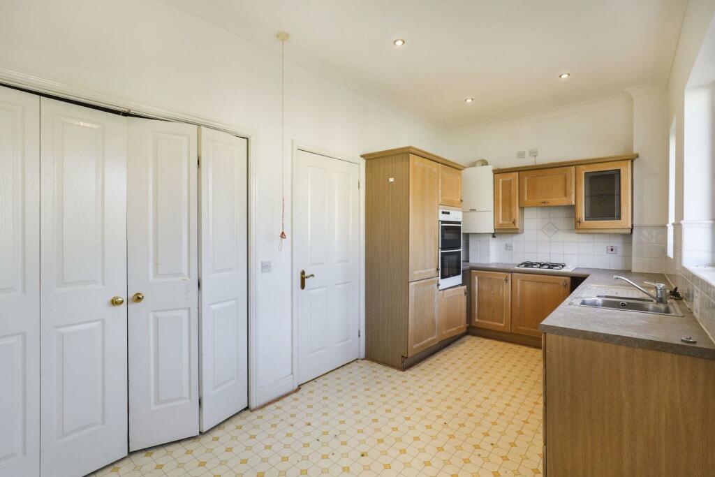 Hollins Hall, Killinghall, Harrogate, HG3 2GL photo 2