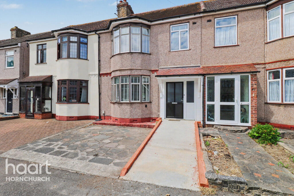 3-bed terraced on Lyndhurst Drive, Hornchurch, £475,000