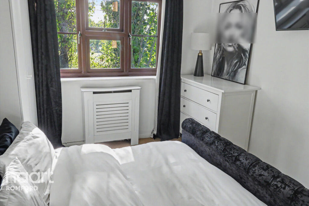 Apartment in Romford - View 3
