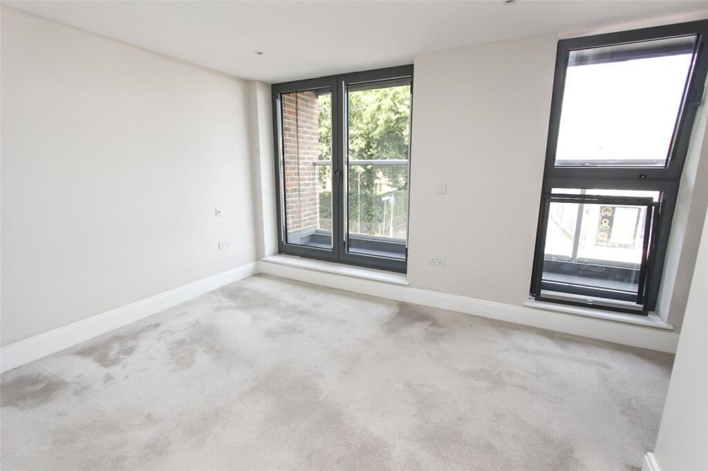 Apartment in Southend-on-Sea - View 5