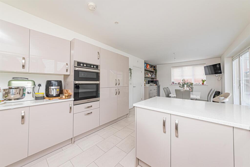House in Winnersh, Sindlesham - More