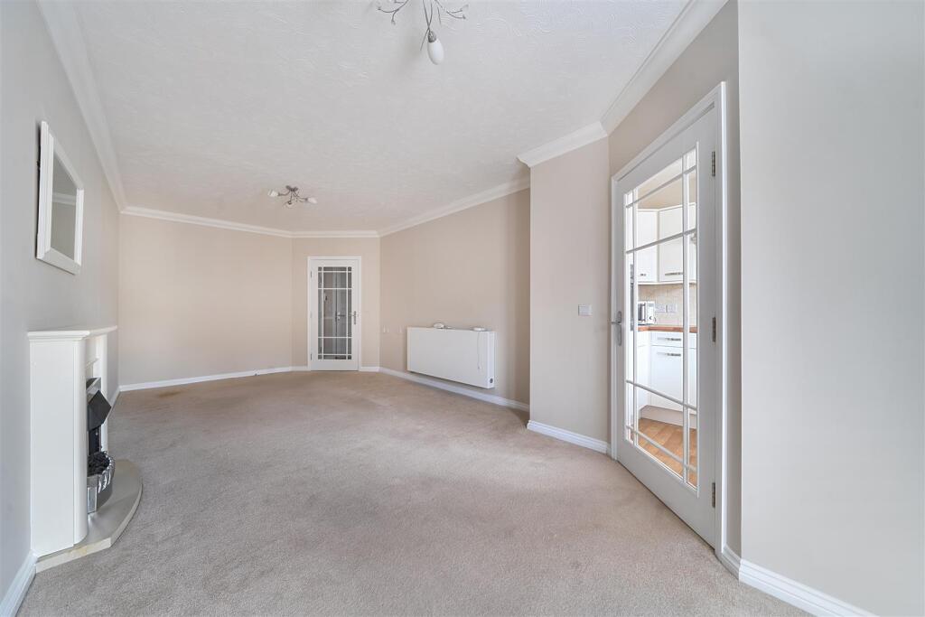Apartment in Orpington, Broom Hill, Goddington - View 4