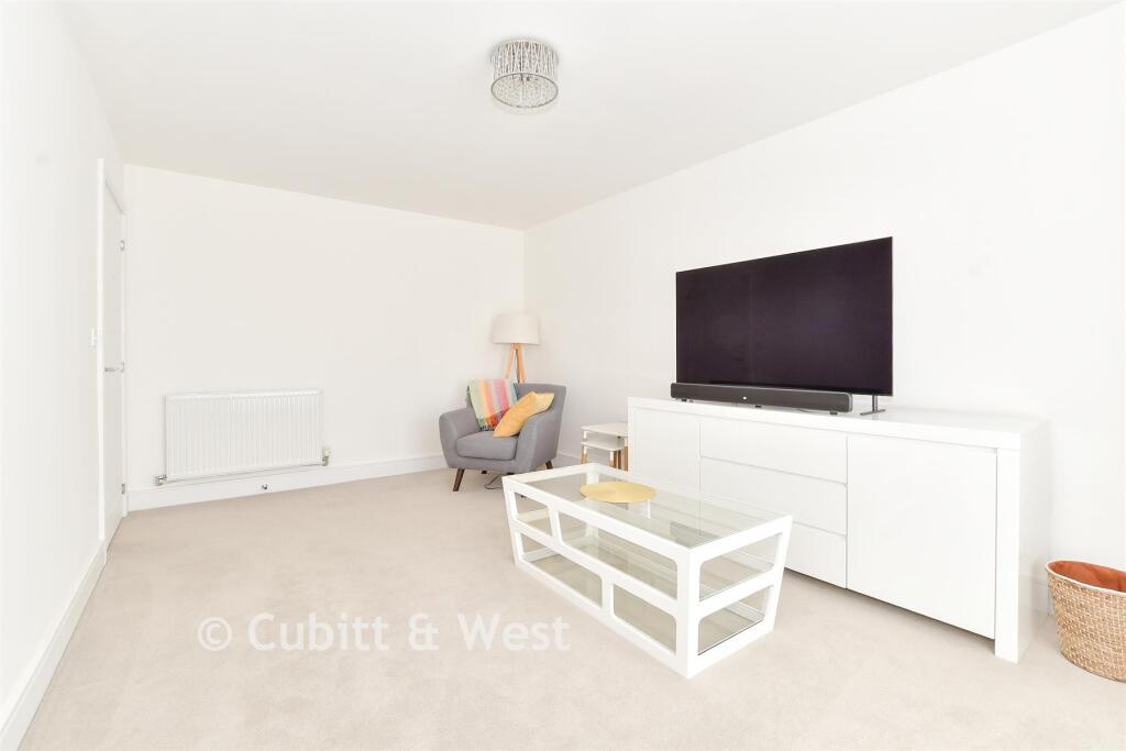 House in Horsham, Old Holbrook, North Horsham - More