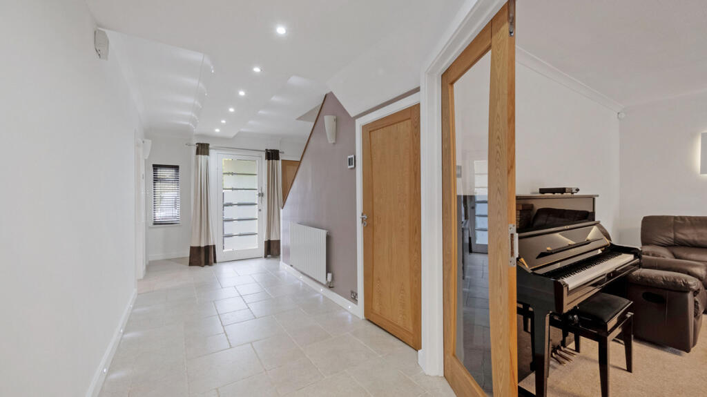 5 bed detached - Broughton Road Banbury, Oxfordshire, OX16 9QH image 5