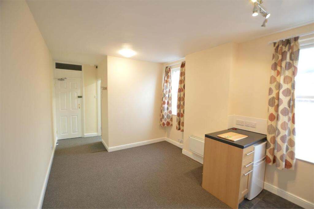Apartment in Rugby, Warwickshire - View 3