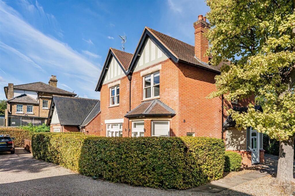 Main image of property: Large Luxury Apartment - Close To Hertford North - North Road, Hertford