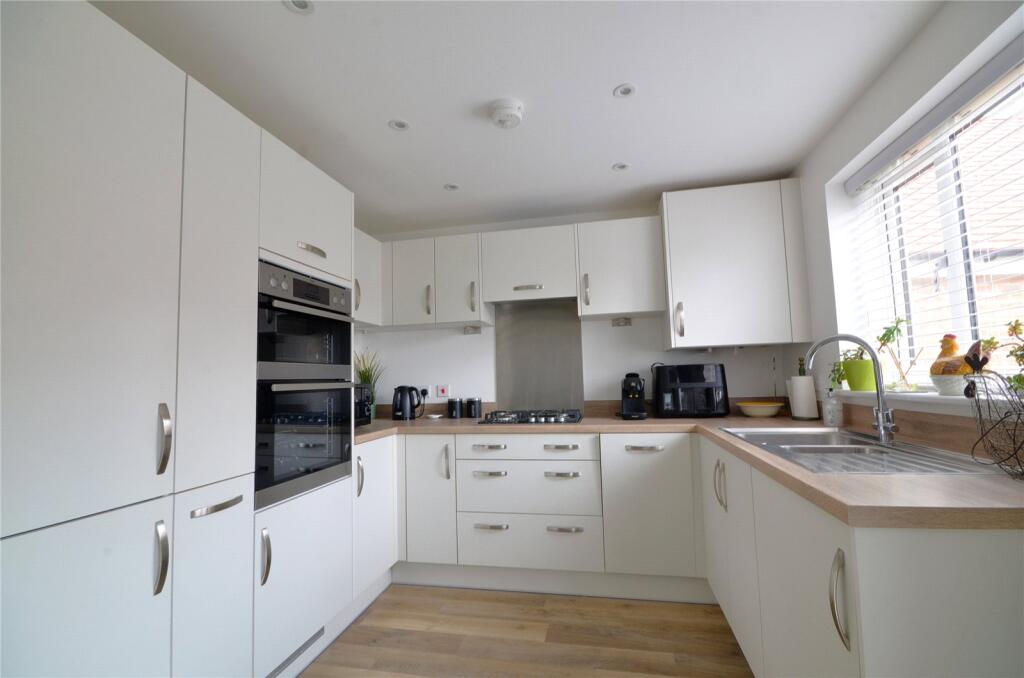 Coneyburry Grove, East Grinstead, West Sussex, RH19 photo 3