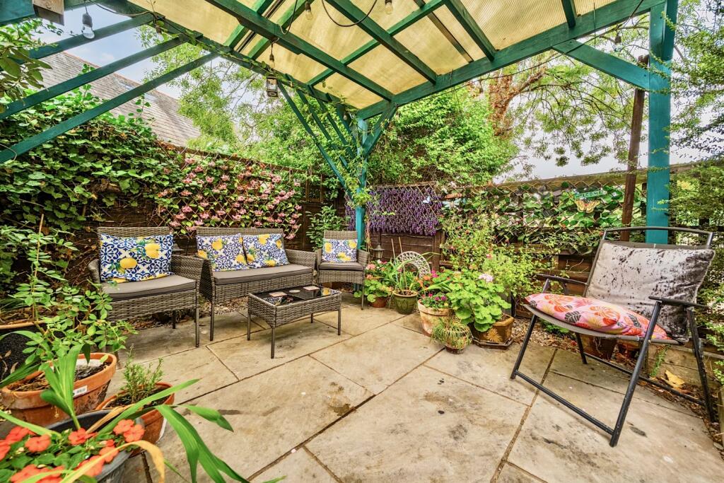 House in Leeds, Pool - View 5