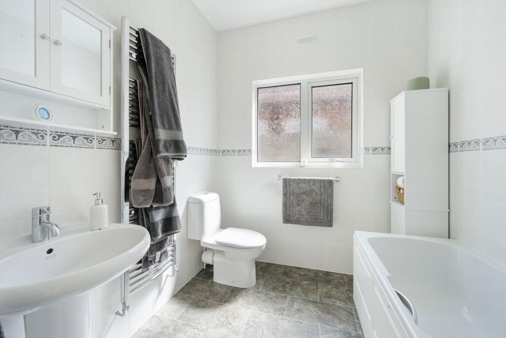House in Kingston upon Thames - More