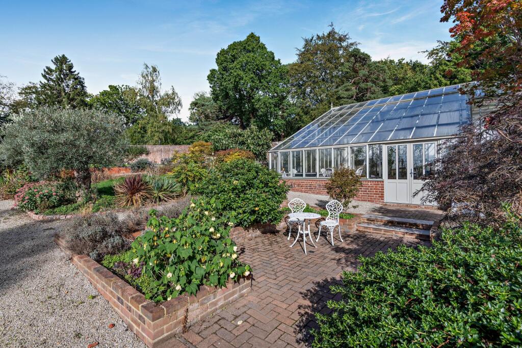 House in Tunbridge Wells, Sherwood - More