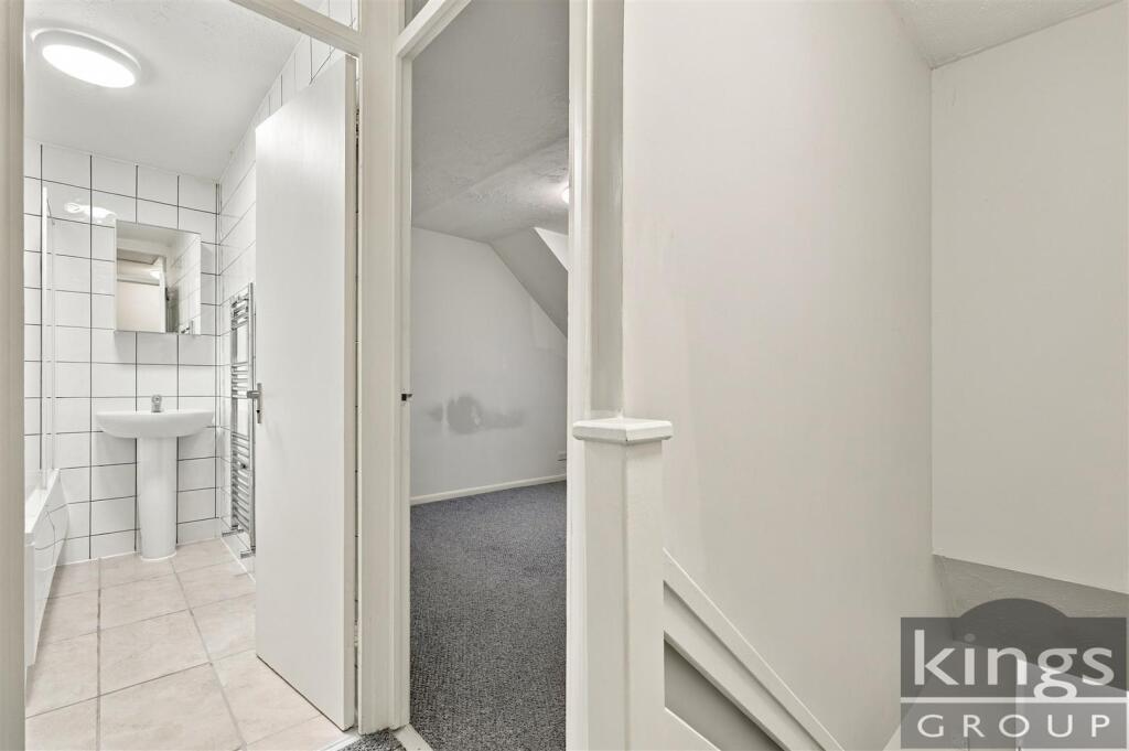 House in London, Carterhatch, Southbury - More