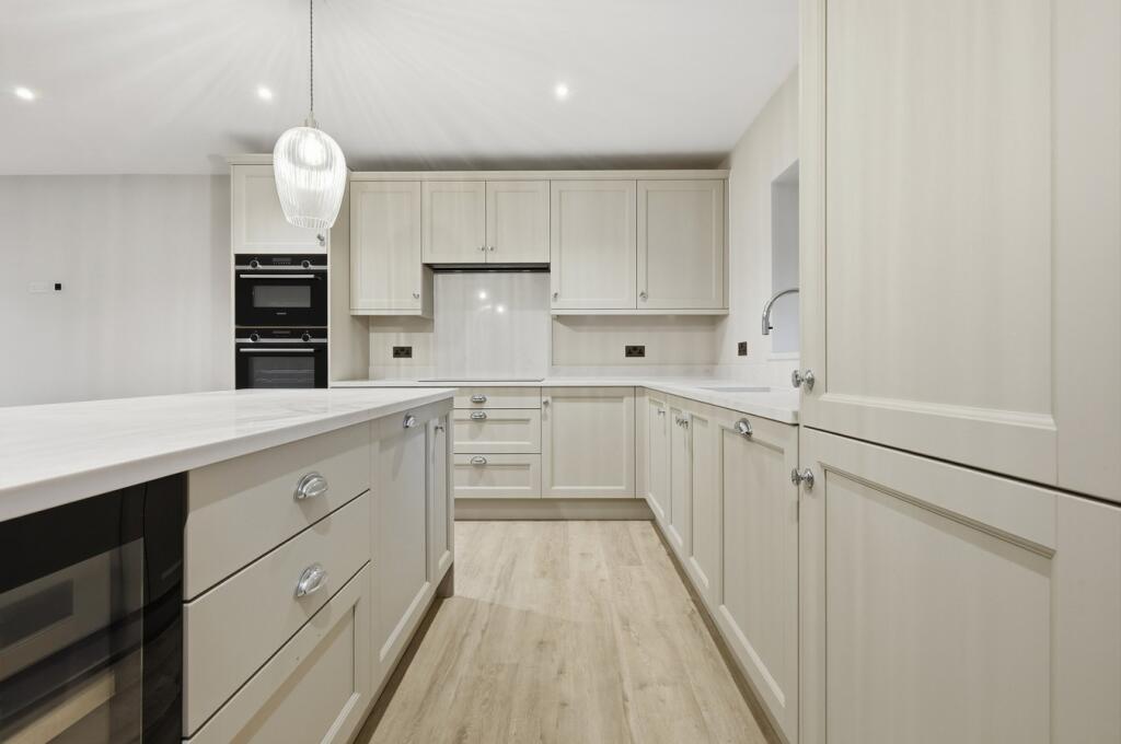 Hall Lane, Shenfield, Brentwood, CM15 photo 3