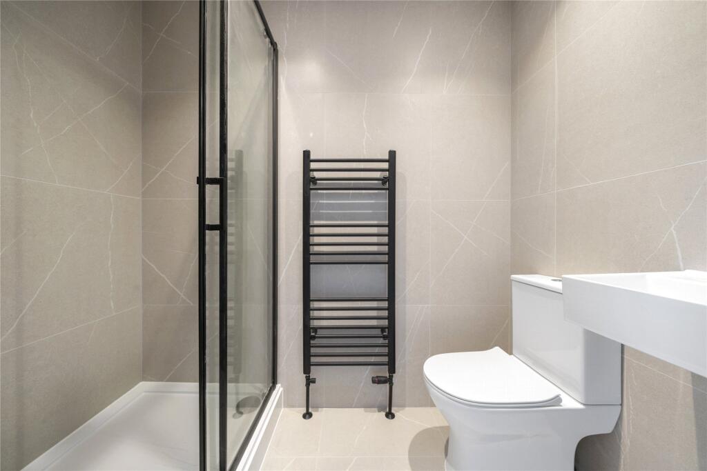 House in Kingston upon Thames - More