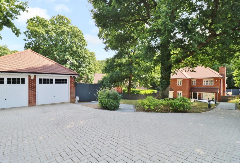 5-bed detached on Heath House Close, Hedge End, SO30, £800,000