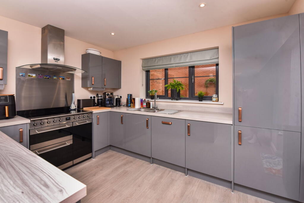 House in Easterton - More