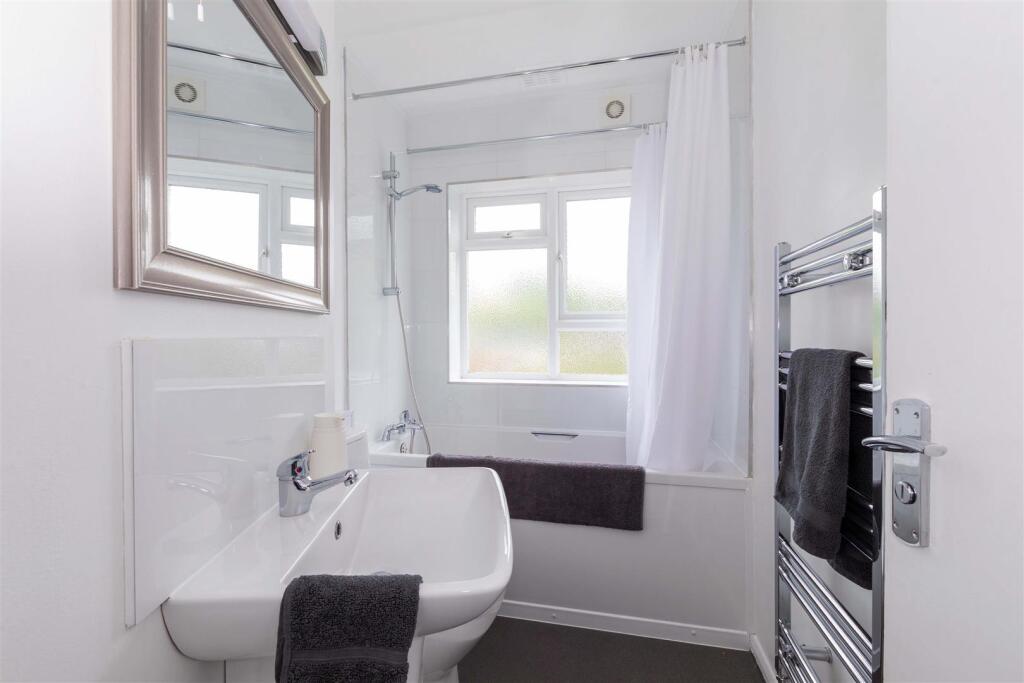 Apartment in Maidenhead, Bray Wick - View 5