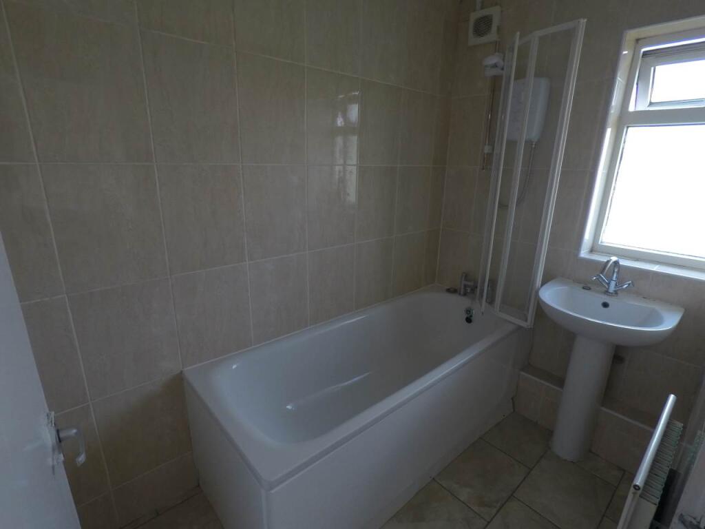 House in Hatfield, Roe Green - More