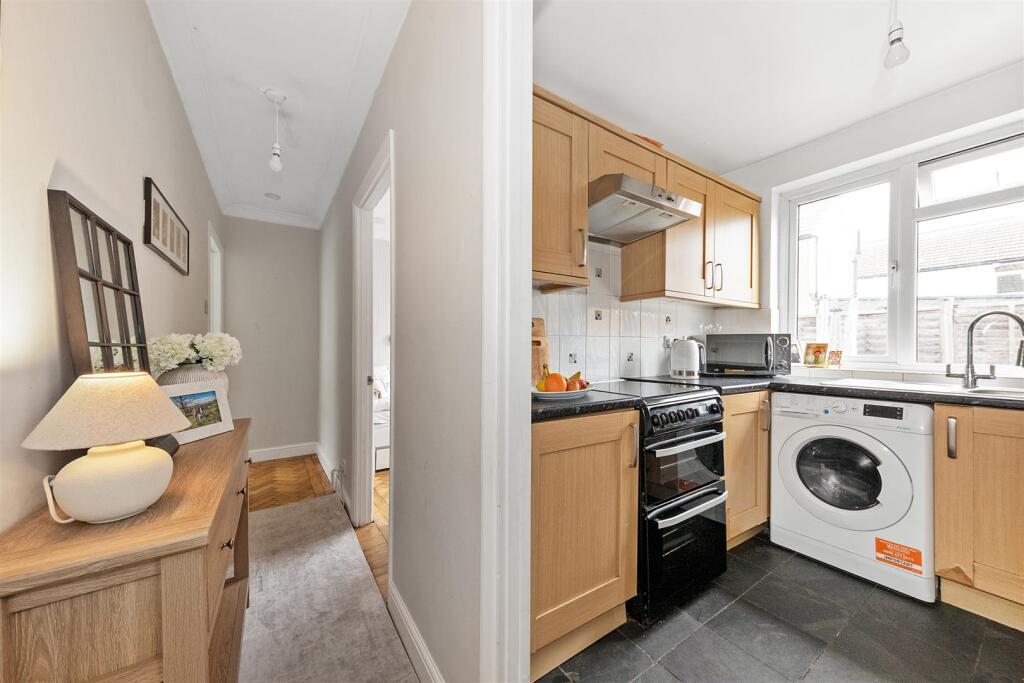 Apartment in Tandridge, Warlingham - View 2