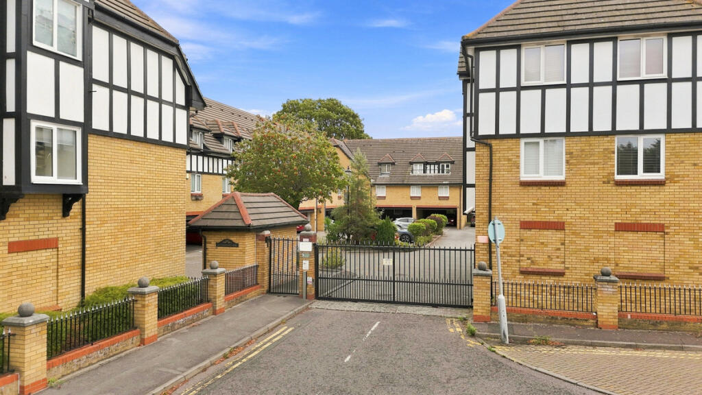 Apartment in Southend-on-Sea - View 2