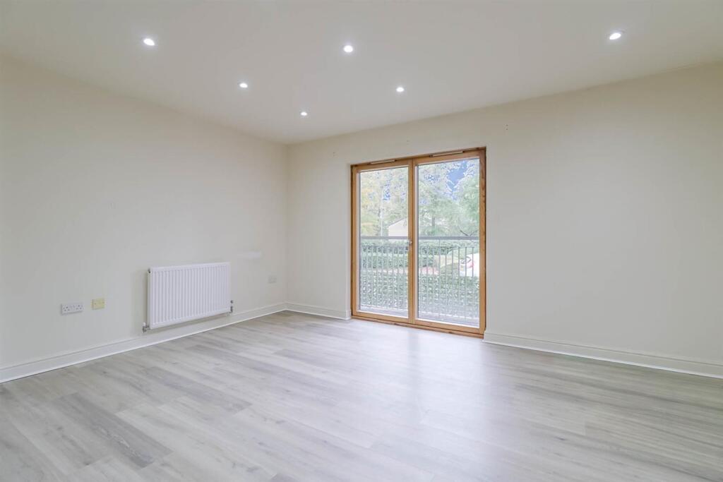 Apartment in Gloucester - View 4