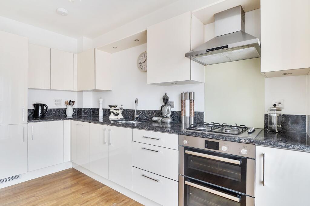 Apartment in Kingston upon Thames - View 2