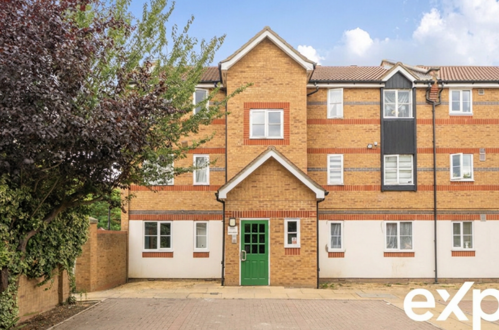 Apartment in London, Enfield Island Village - View 3