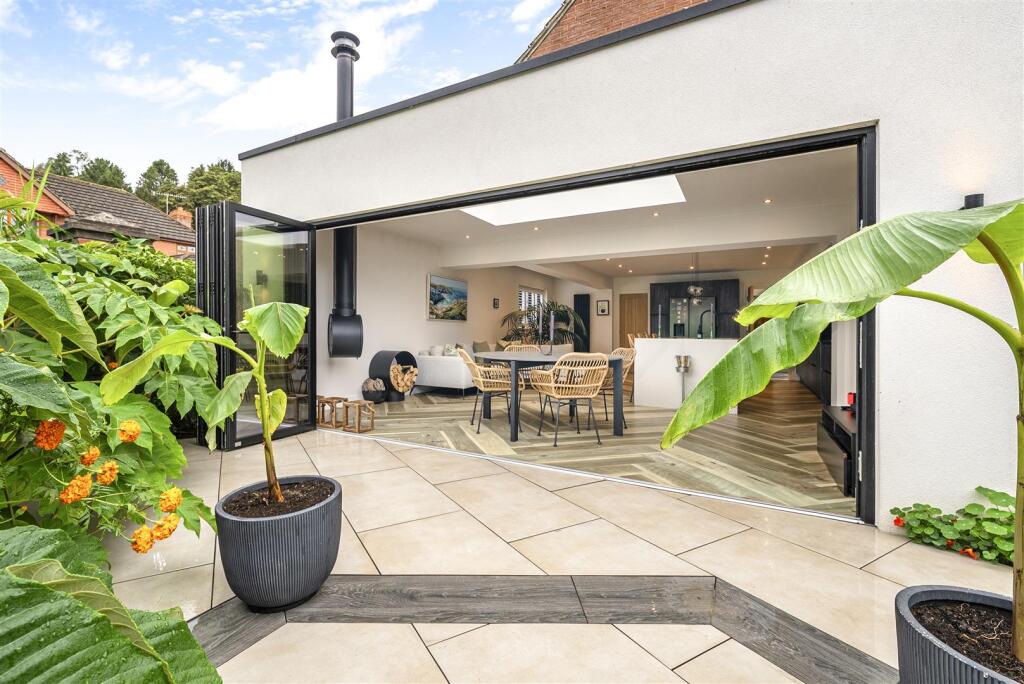 House in Leeds, Pool - View 5