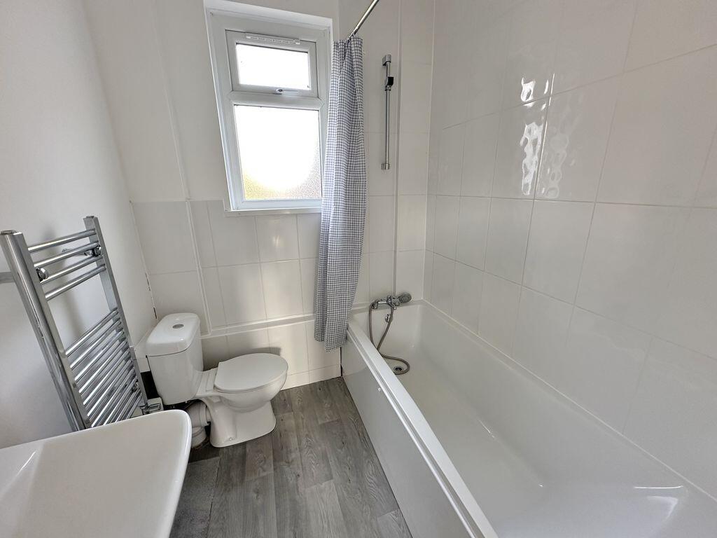 Queen Elizabeth Avenue, East Tilbury photo 4