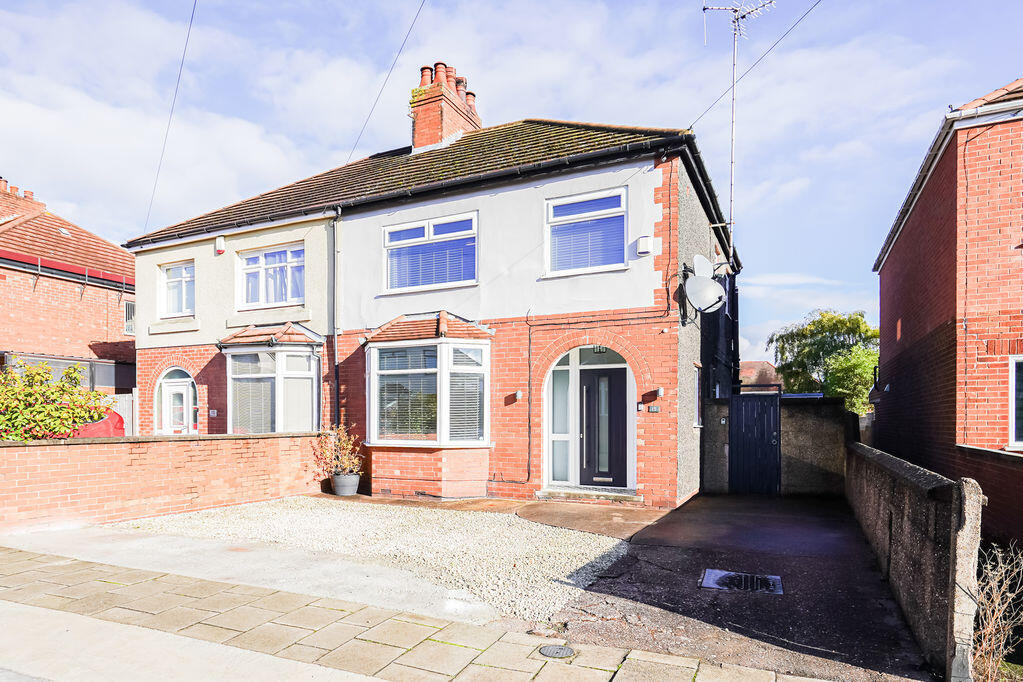 3-bed semi-detached on Warwick Drive , Mansfield, NG18 3AE, £230,000