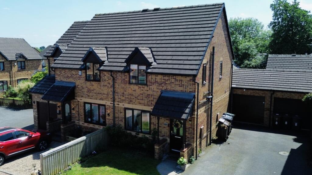 3-bed semi-detached on Maidwell Way, Bradford, £200,000