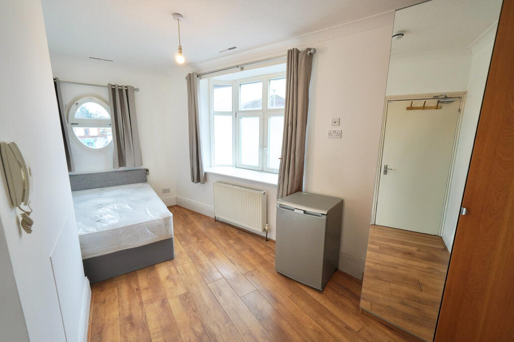 Main image of property: Summers Lane, N12 0LE