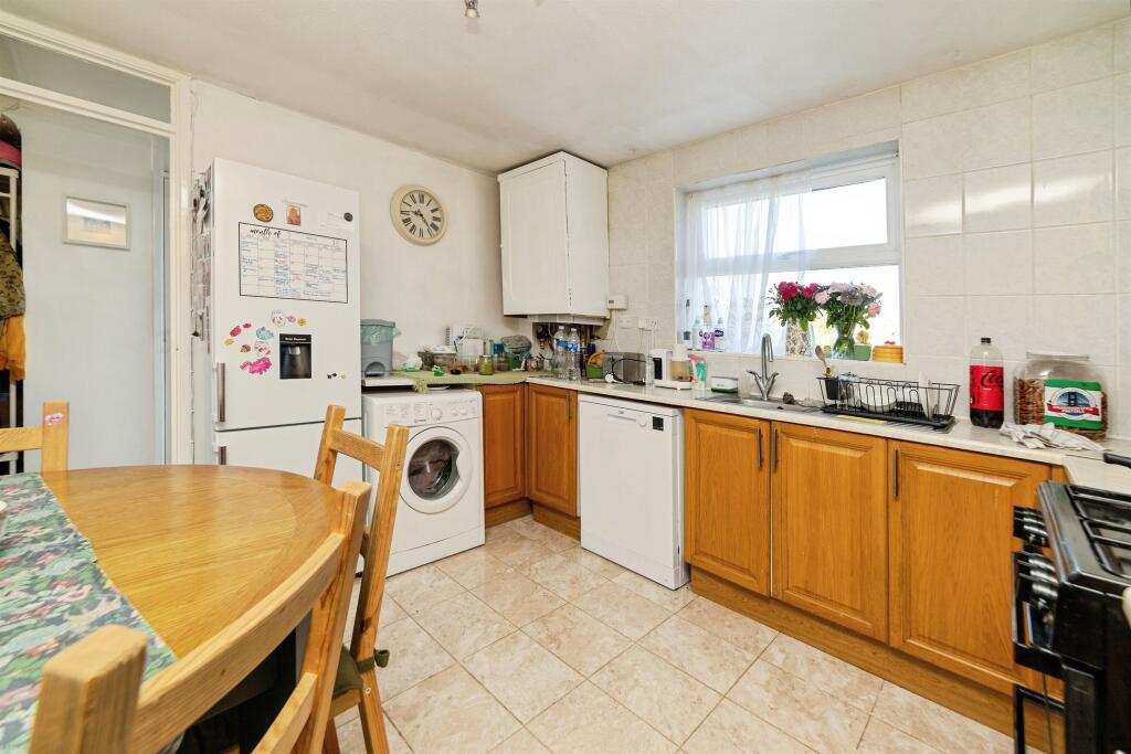 House in Welwyn Hatfield, Hertfordshire - View 4