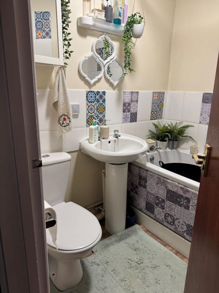 Flat 10 Tiree House, Franklin Avenue, Slough, Berkshire, SL2 1DJ photo 5