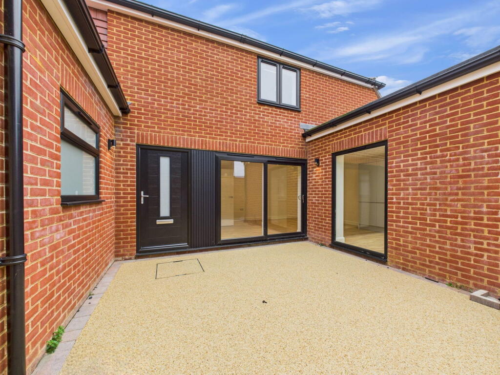 Main image of property: Northcourt Mansions, 1a King Street, Worthing, BN14 7FL