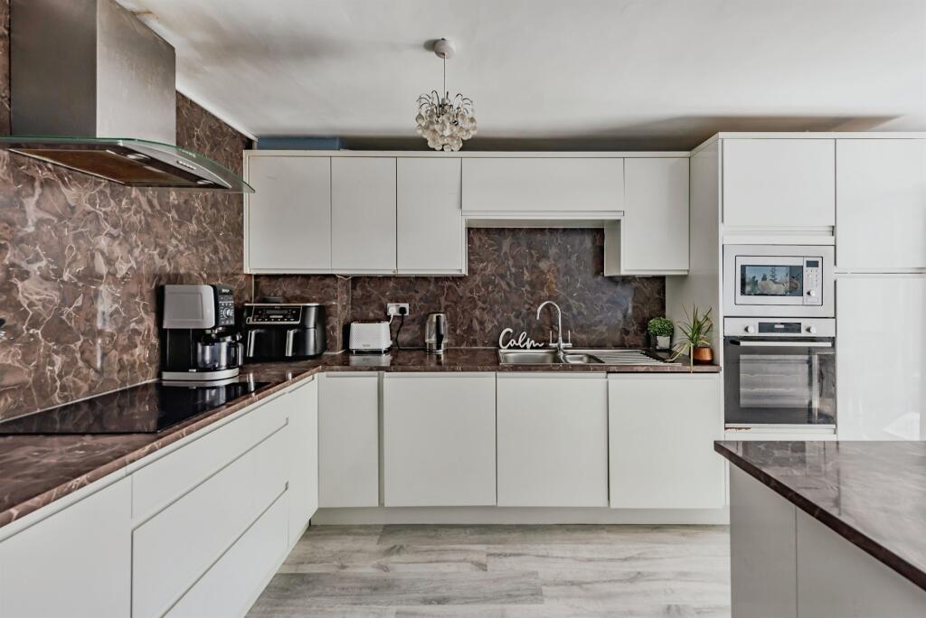 House in Crawley, Worth - View 3
