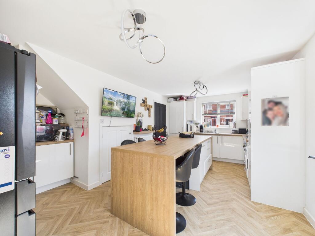 9, Morton Close photo 4